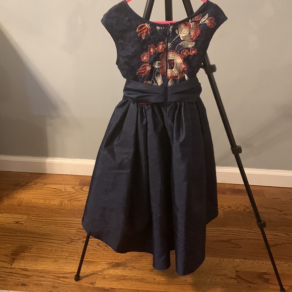 Beautiful fancy navy blue dress size 6X for girls. - Picture 3 of 5